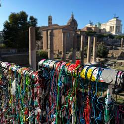 Am Forum Romanum hinterlassen Liebende keine Schlösser als Zeichen der ewigen Liebe, sondern 😁