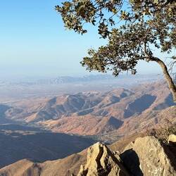 ... danach geht es bei bester Aussicht in 2100m wieder den Pass herunter