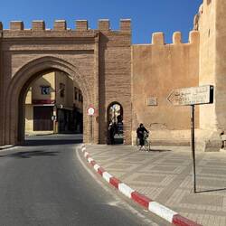 Nachdem wir uns auf dem Campingplatz eingerichtet haben, fahren wir mit dem Taxi in die Stadt ...