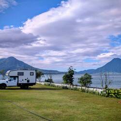 Nicht schlecht 😁 links der Volcán Atitlán