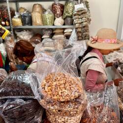 Bei den 2 netten Damen haben wir Nüsse gekauft - super freundlich