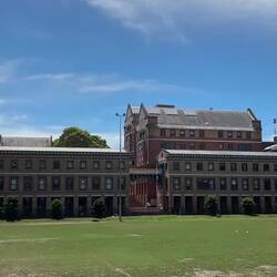 In de eerste gebouwen links, het laatste gebouw rechts, en de Quadrangle in de verte heb ik colleges