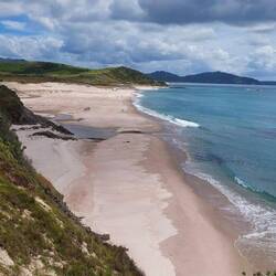 In der Reihenfolge falsch. Aber wenn man genau hinguckt sieht man mich auf dem Strand gehen