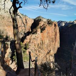Rechts der schmale Grad ist der Weg