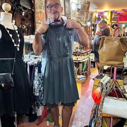 Frank versucht sich als Ladyboy