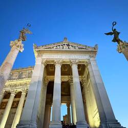 Grandios: Säulenportal! Inschrift: "Zur Freiheit der Bürger"👍