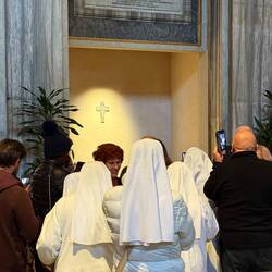 ...diese Damen suchen nicht die Vergebung der Sünden sondern...