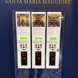 Und neben dran "Merchandising" bis zum Abwinken. Hier darf man Geld einschmeissen, dann wird...