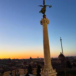Ti saluto con una corona di lode, o città eterna di Roma