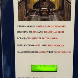 ...die Kirche -je nach Auswahl- beleuchtet. Clevere Geschäftsidee!