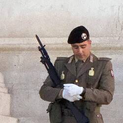 ...Blick auf die Uhr: Hoffentlich ist bald Feierabend!