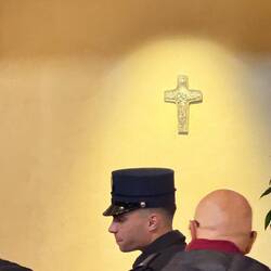 ...Papst Franziskus letzte Ruhestätte (Grabplatte auf dem Boden, Kreuz oben)