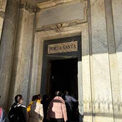 Für die Männer, die am 11.11. im roten Anzug in Köln waren: Hier gibt's die Vergebung der Sünden 😁