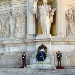 Mahnwache und Mahnfeuer am Grab des unbekannten Soldaten.