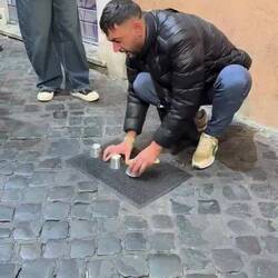 Der Hammer!! Mindesteinsatz 50€!!! Und die Leute haben nur so mit 50€-Scheinen gewedelt!