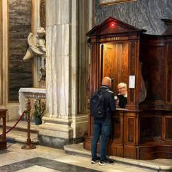 Ein "Ablass-Kiosk". Nach Sprachen sortiert stehen diese "Kioske" in der Kirche für geistlichen Rat.