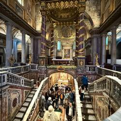 Gold und Glitzer und Geschmeide! Alles funkelt zum Zeichen des Himmels auf Erden.