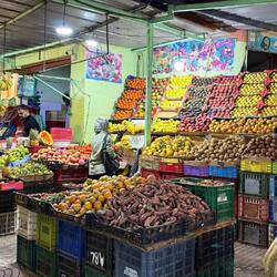 Wir decken uns ebenfalls mit Obst und Gemüse ein - nachher wird gekocht