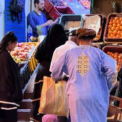 ... die Frauen kaufen ein