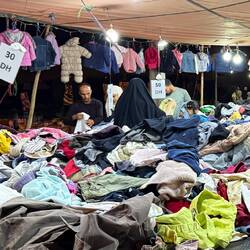 Wer findet die Frau auf dem Bild? Viele Frauen sind in dieser Gegend schwarz verschleiert