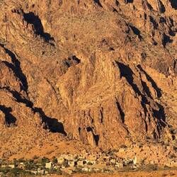 Imposant - wie klein doch der Ort unten am Berg erscheint
