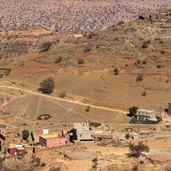 Vorbei an zahlreichen vom Erdbeben 2023 zerstörten Dörfern ...