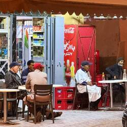 Nach unserer Ankunft laufen wir durch den Ort - die Männer sitzen wie überall in der Bar ...