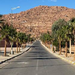 Tafraoute erreicht - unser heutiger Campingplatz liegt rechts in den Palmen ...