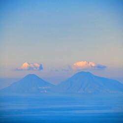 Vulkaninseln in der Ferne 🌋