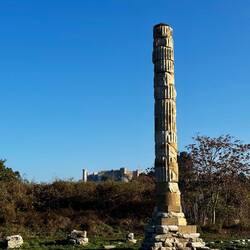 Überreste des Tempels der Artemis mit Blick auf eine Burg.