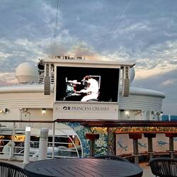 Sitting outside, sunset on one side, bar on the other, watching a Queen concert. Perfect. 🤗