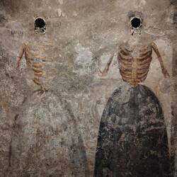 Les crânes des morts insérés dans le mur et les peintures du 17e siècle