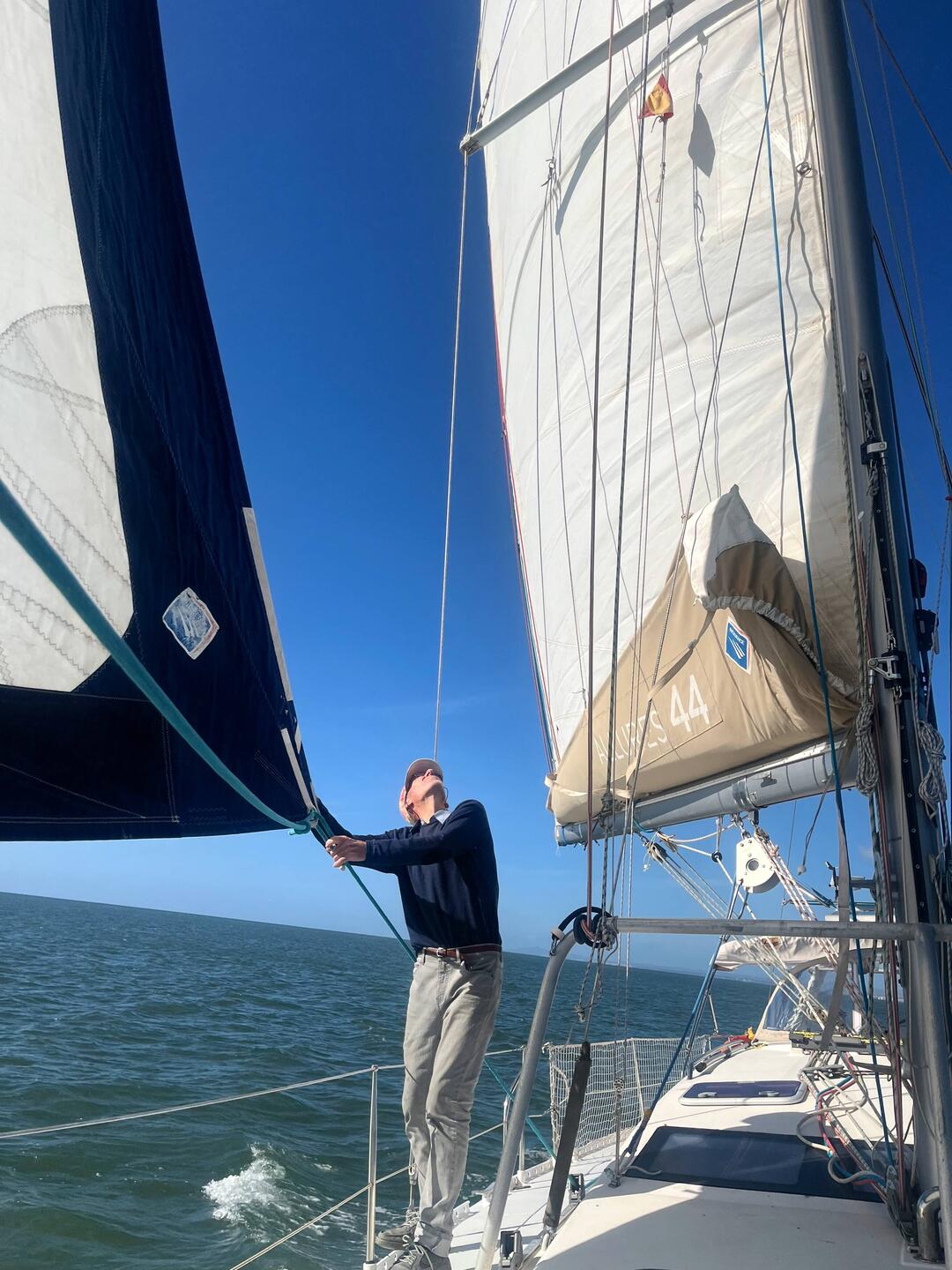 Perfect sailing conditions enable us to go smoothly to the East