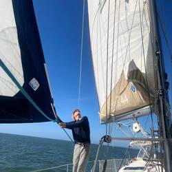Perfect sailing conditions enable us to go smoothly to the East