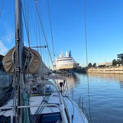 Thanks to the captain, we make it into the locks (the lock guardian never responded to us