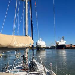 The Hamburg is making a 180° turn and the captain instructs us to follow her through the draw bridge