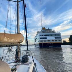 In the morning the MS Hamburg sails by. We are instructed to follow her by the captain