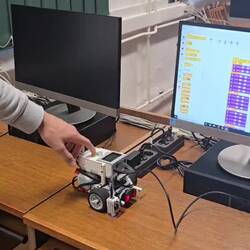 Filipov ponos... združevanje znanja glasbe in robotike