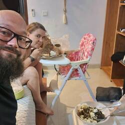 Wenn die Kids im Bett sind haben wir auch schicke Esstische vorm 📺