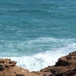 Door de kracht van de golven werden er hele schuimvlokken in de lucht gewaaid