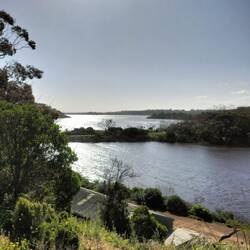 Dit grote meer om een soort eiland heen was eerst een vulkaan en nu is er dus water in de krater