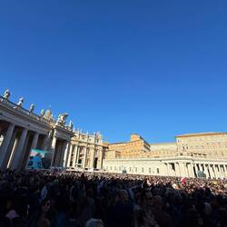Klaro, Menschenmassen sind ja wohl immer auf dem Petersplatz