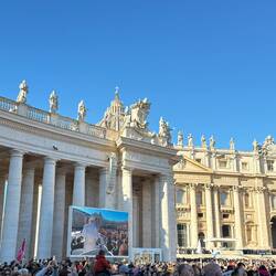 Ach gucke, Leo auf der Großleinwand. Ich dachte das wäre eine Übertragung von irgendwo aus der Welt.