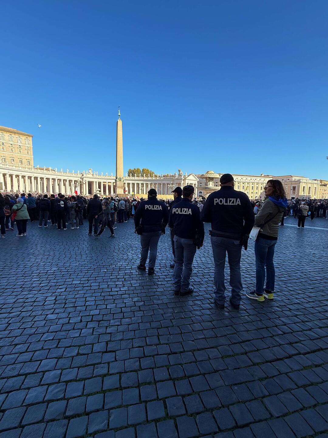 Viel, viel Polizei. Ei jei, jei! Weshalb, Wieso, Warum?