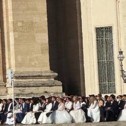 Ganz rechts alles Brautpaare. Wird das hier ne Massentrauung?