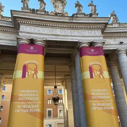 Na ja, das offizielle "Jahr der Armen" passt nicht ganz dazu. Auch nicht zu dem Protz&Gold&Pomp