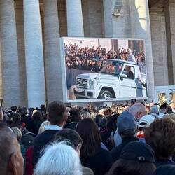 Nee bessere Werbung gibt's für Mercedes nicht. Leo fährt G-Klasse!