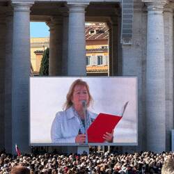 Das war die Dame, die die Grußbotschaft auf deutsch vorlaß. Eine Frau?! Maria 2.0 lässt grüßen.