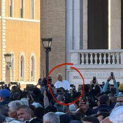 Aber nee, nee, Leo kam live und leibhaftig mit dem Papamobil vorbei.