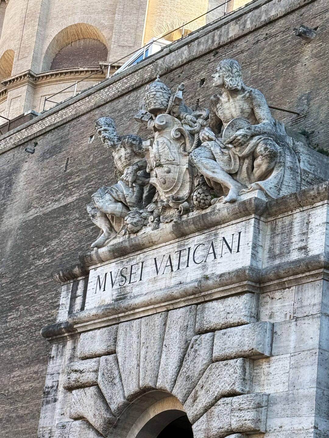 Vom Petersplatz zu den Vatikanischen Museen. Der Schatz der Kurie! Alles auf ehrliche Art gesammelt.